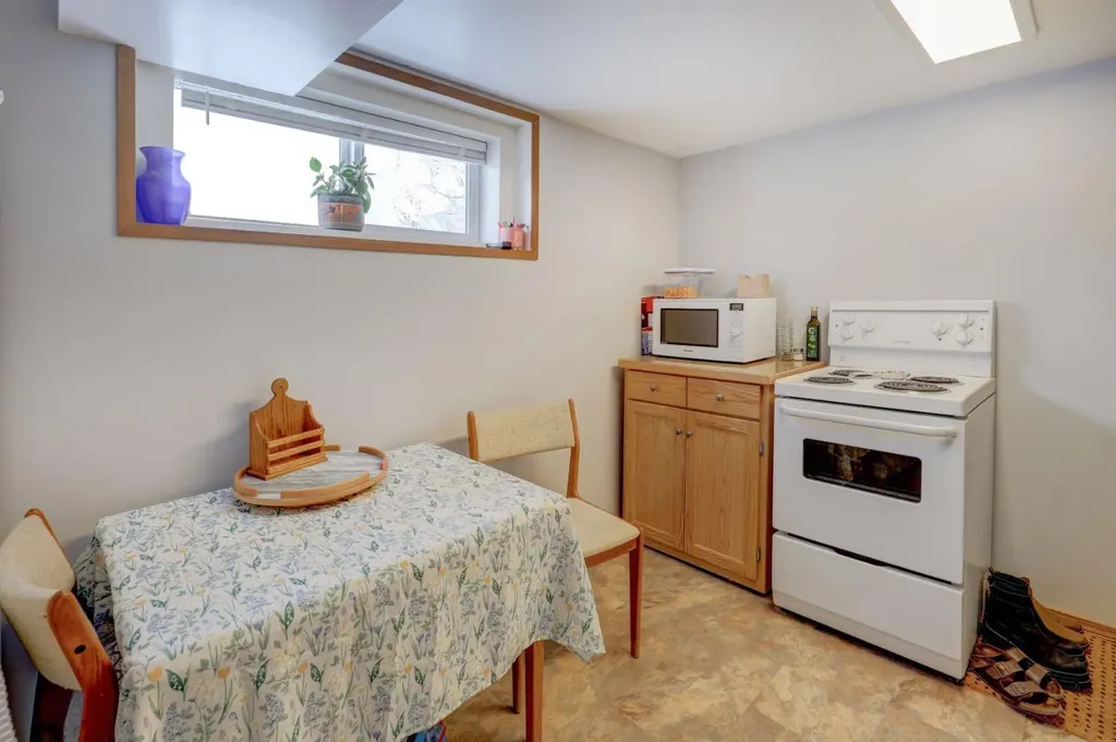 3432 3 Avenue NW Calgary AB T2N 0M3