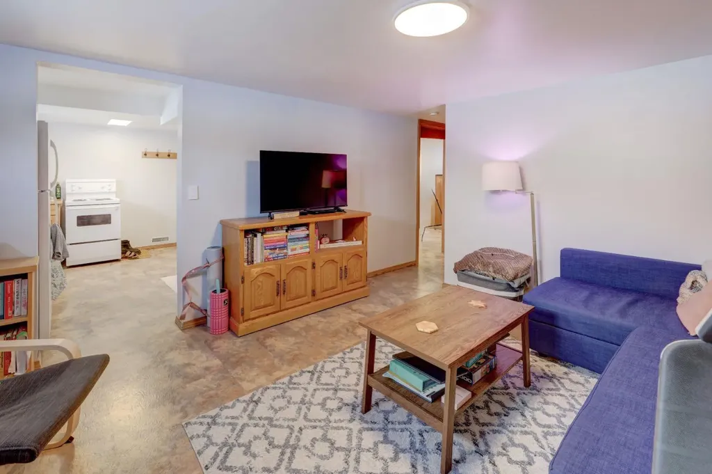 3432 3 Avenue NW Calgary AB T2N 0M3
