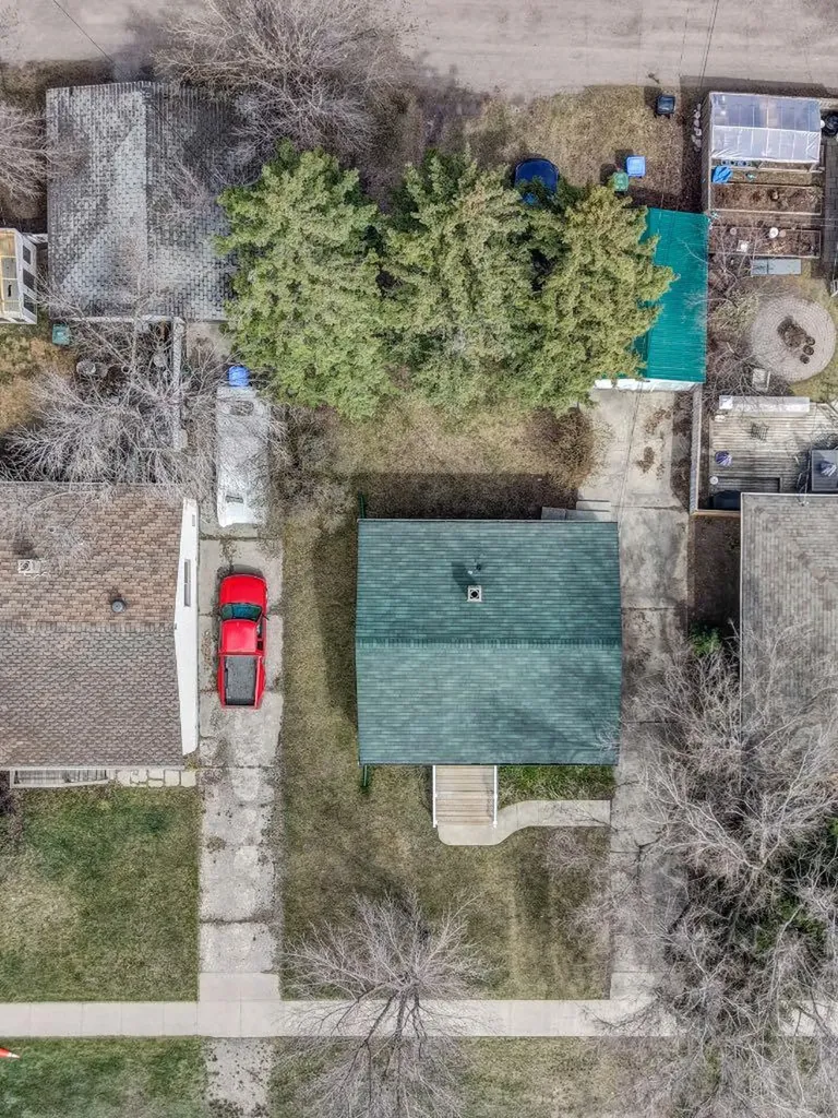 3432 3 Avenue NW Calgary AB T2N 0M3