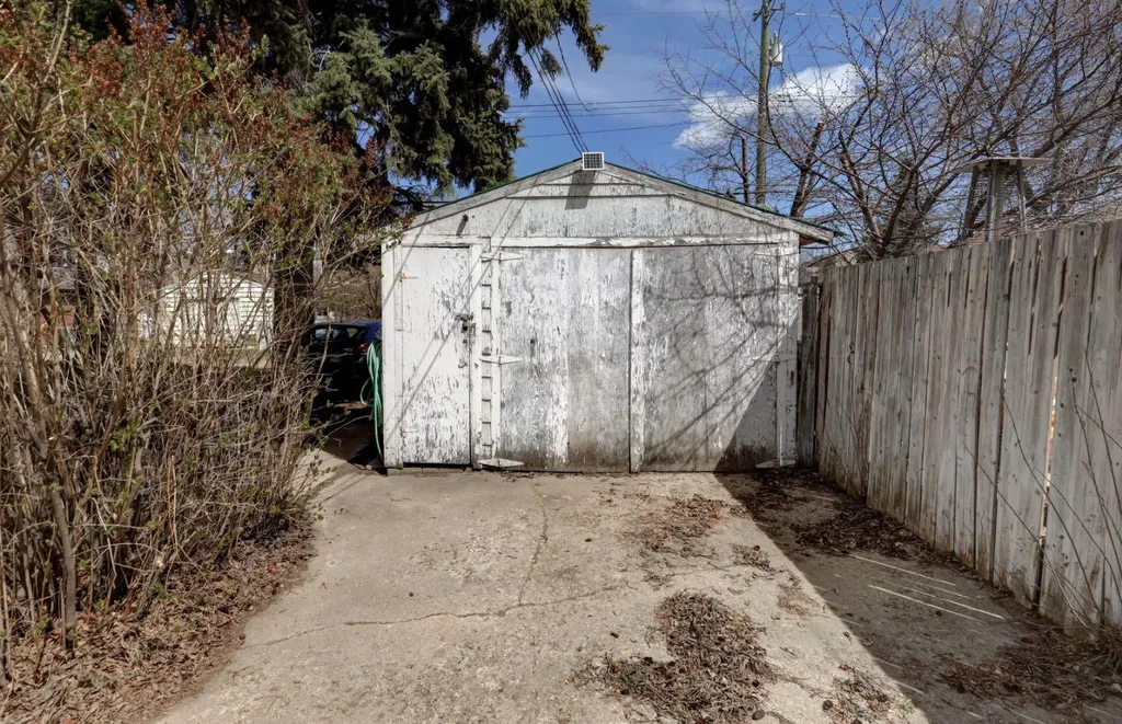 3432 3 Avenue NW Calgary AB T2N 0M3