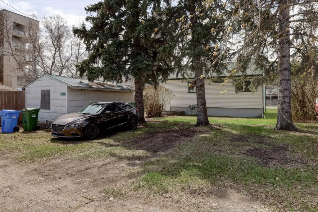 3432 3 Avenue NW Calgary AB T2N 0M3