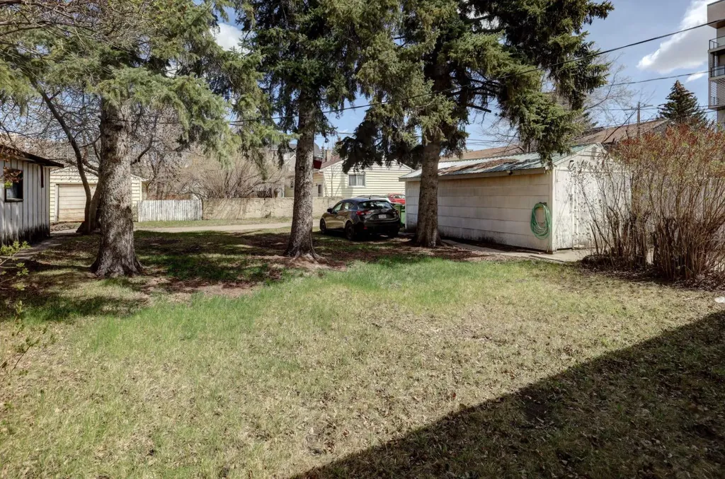 3432 3 Avenue NW Calgary AB T2N 0M3
