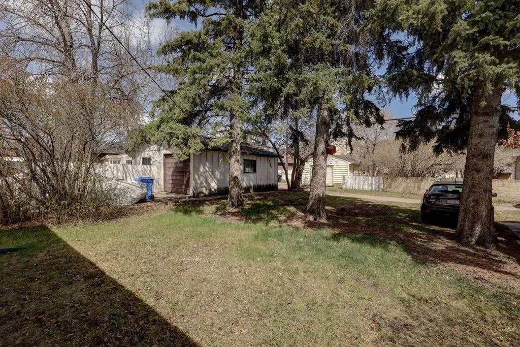 3432 3 Avenue NW Calgary AB T2N 0M3