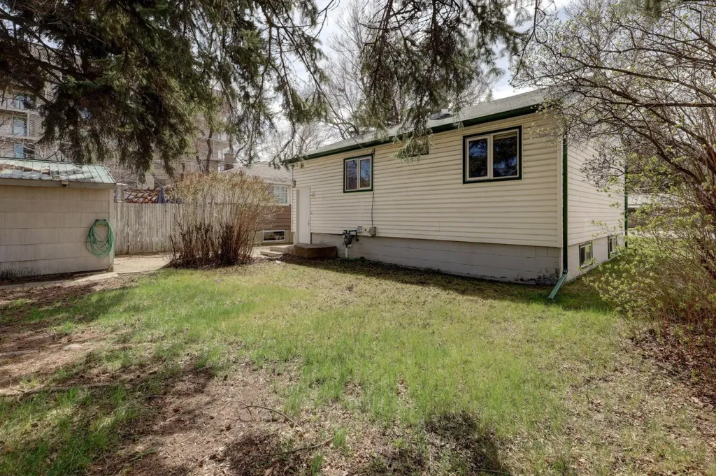 3432 3 Avenue NW Calgary AB T2N 0M3