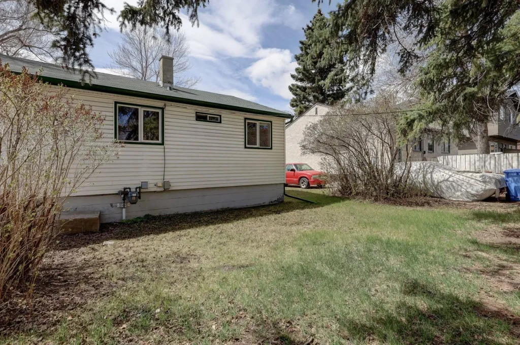 3432 3 Avenue NW Calgary AB T2N 0M3