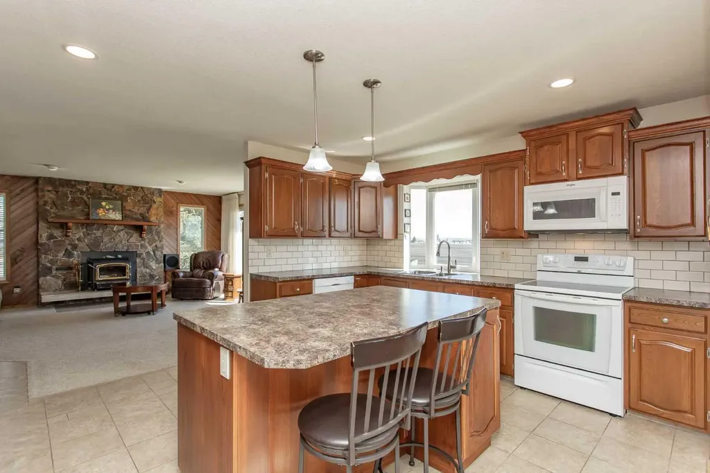13 43 Avenue Close Lacombe AB T4L 1V8