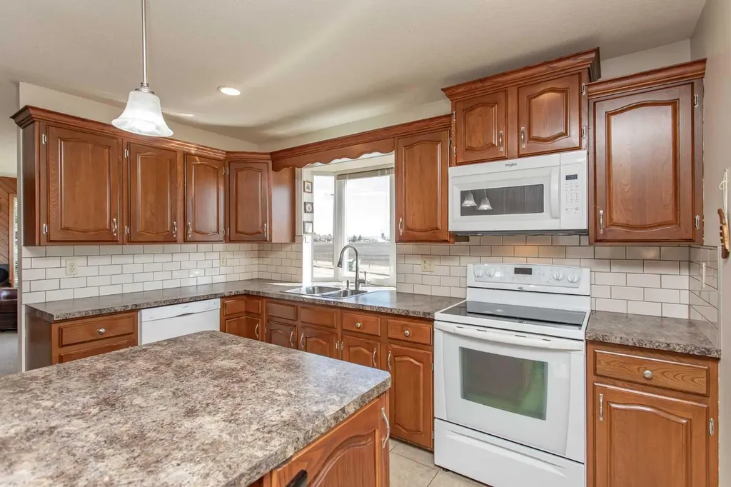 13 43 Avenue Close Lacombe AB T4L 1V8