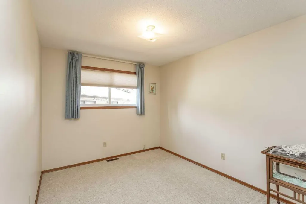 13 43 Avenue Close Lacombe AB T4L 1V8