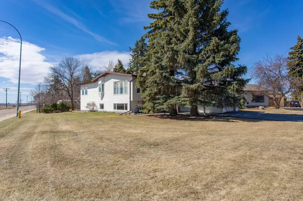 13 43 Avenue Close Lacombe AB T4L 1V8