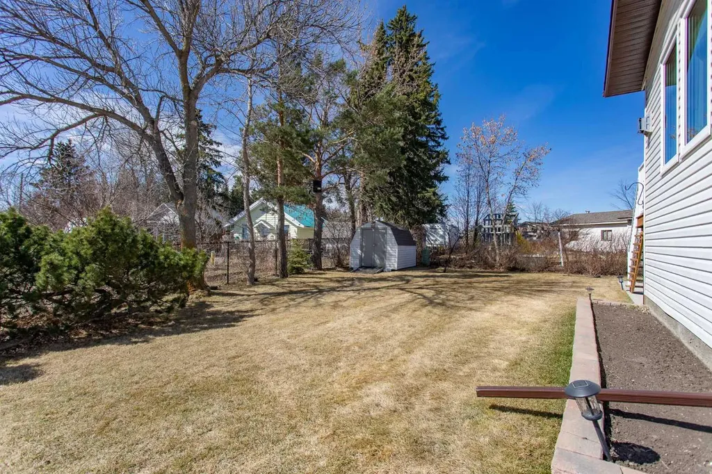 13 43 Avenue Close Lacombe AB T4L 1V8