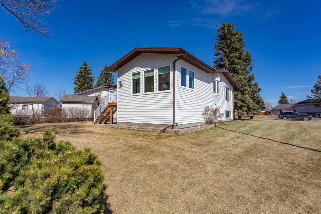 13 43 Avenue Close Lacombe AB T4L 1V8