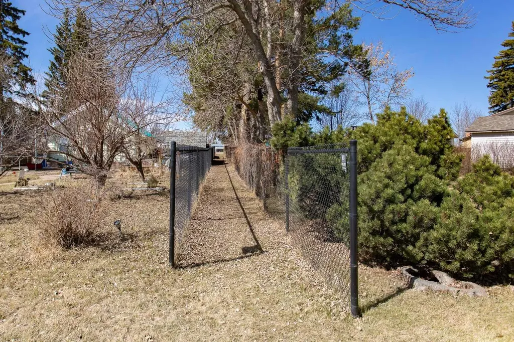 13 43 Avenue Close Lacombe AB T4L 1V8
