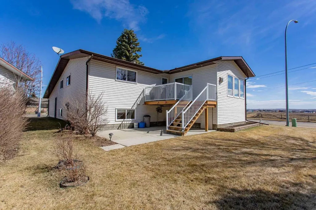 13 43 Avenue Close Lacombe AB T4L 1V8