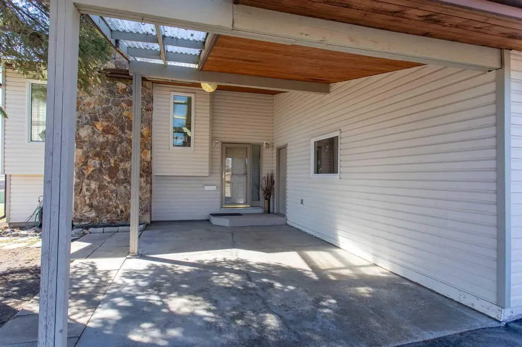 13 43 Avenue Close Lacombe AB T4L 1V8