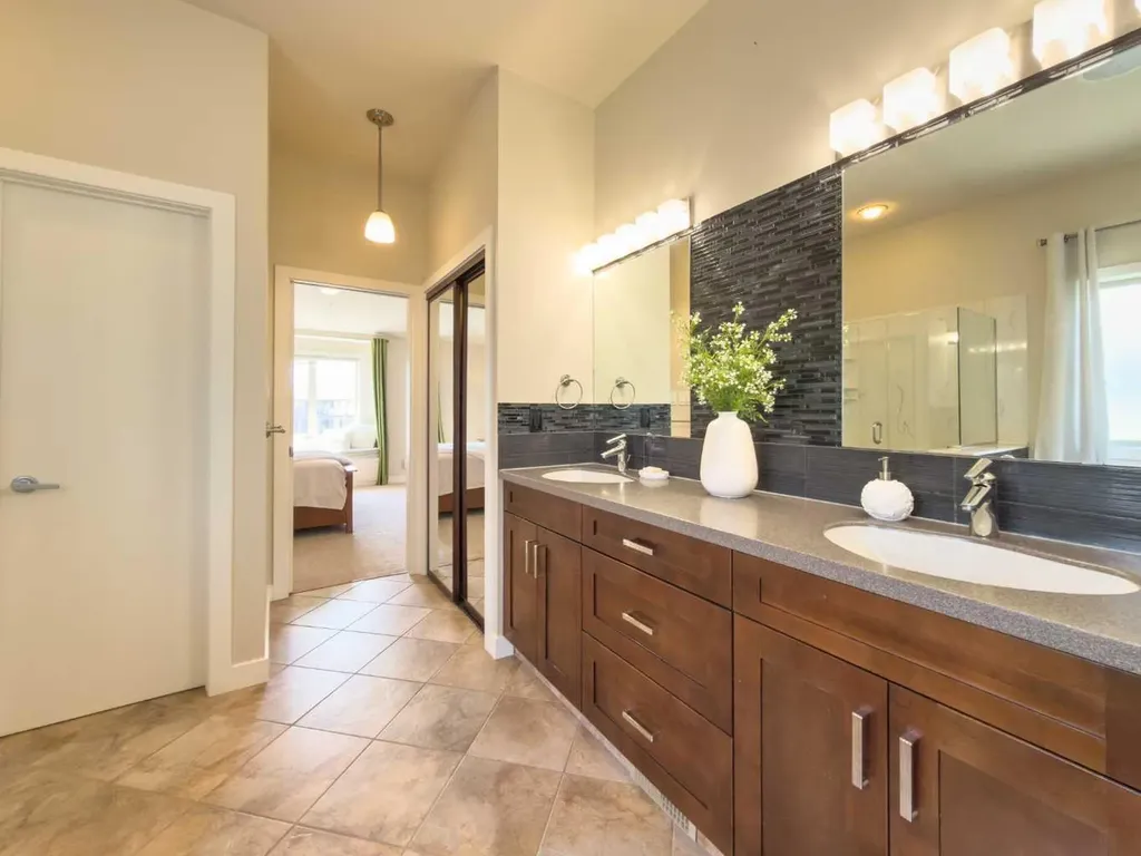 534 Canyon Cove W Lethbridge AB T1K 2N4