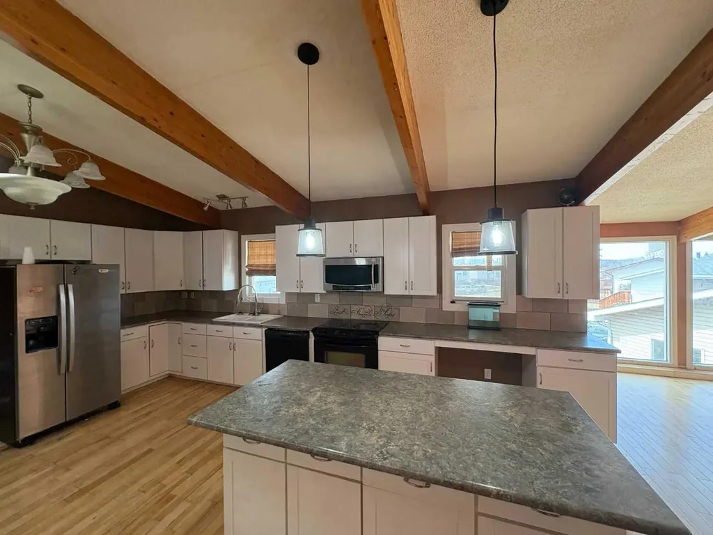 5816 60 Avenue Rocky Mountain House AB T4T 1K2