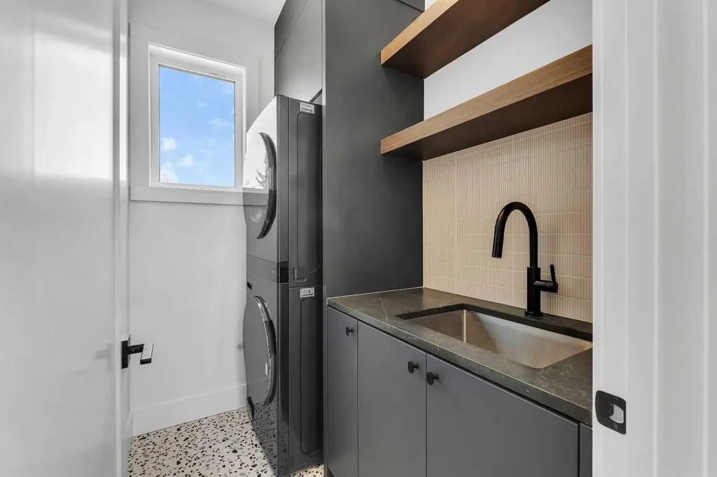 3919 23 Avenue SW Calgary AB T3E 0J9