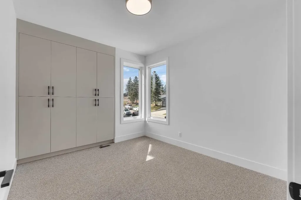 3919 23 Avenue SW Calgary AB T3E 0J9