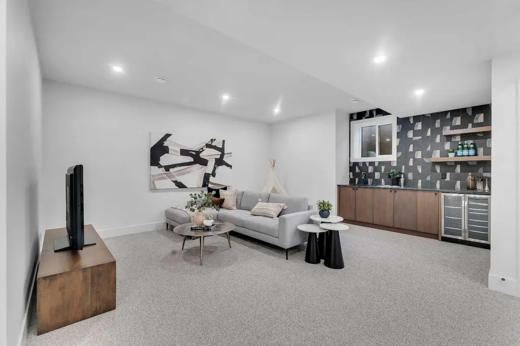 3919 23 Avenue SW Calgary AB T3E 0J9