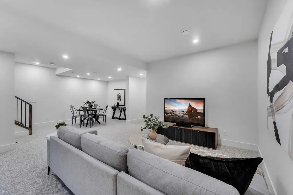 3919 23 Avenue SW Calgary AB T3E 0J9