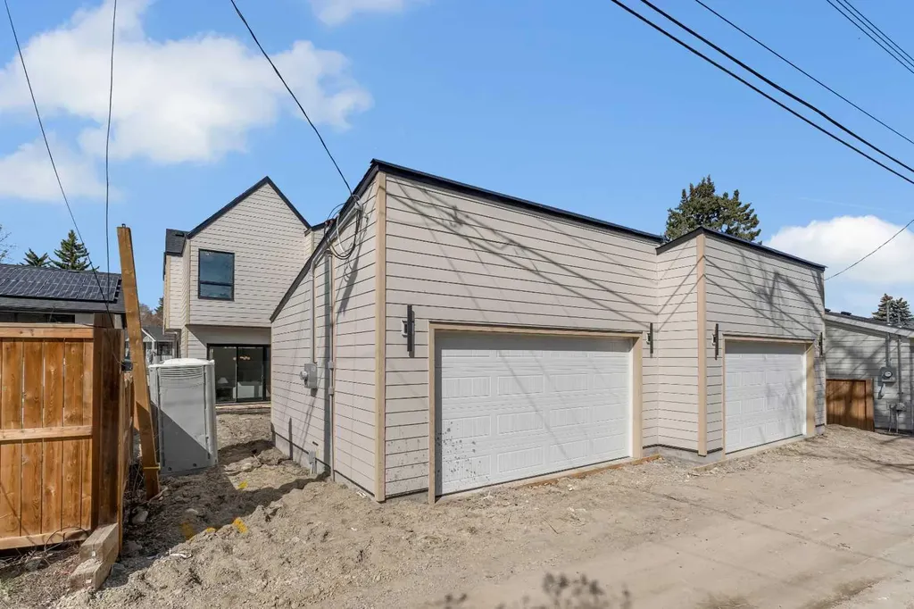 3919 23 Avenue SW Calgary AB T3E 0J9