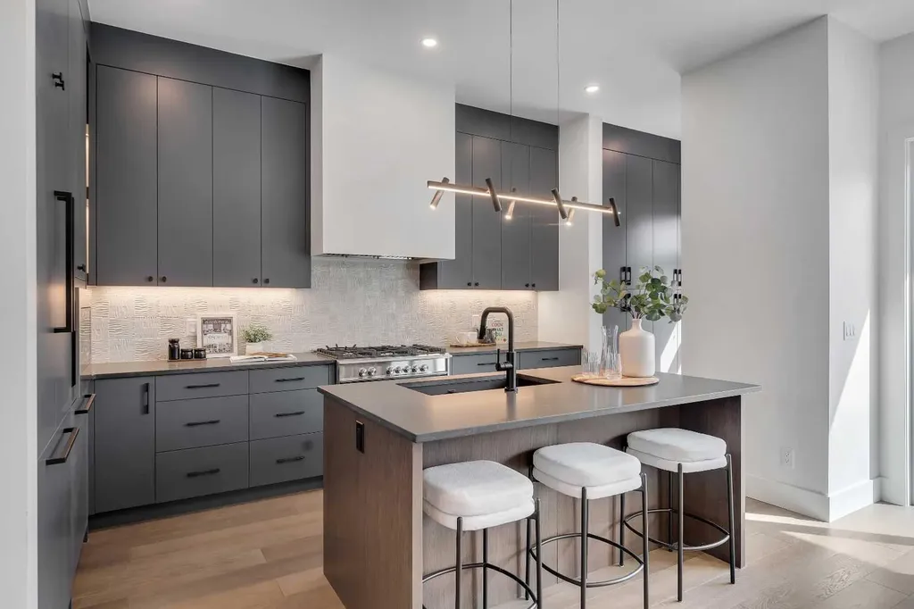 3919 23 Avenue SW Calgary AB T3E 0J9