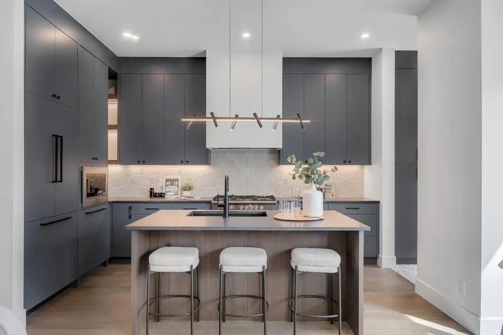 3919 23 Avenue SW Calgary AB T3E 0J9