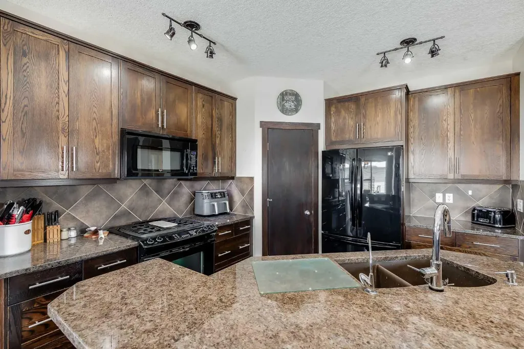2 Elgin Meadows Green SE Calgary AB T2Z 0L8