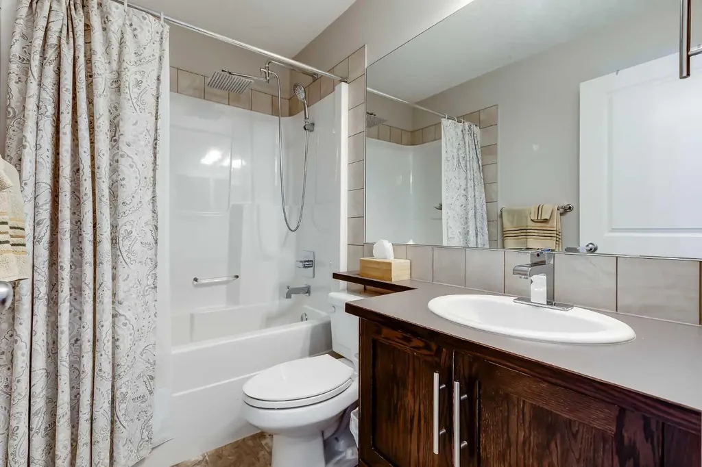 2 Elgin Meadows Green SE Calgary AB T2Z 0L8
