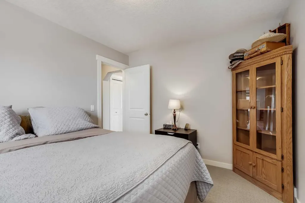2 Elgin Meadows Green SE Calgary AB T2Z 0L8