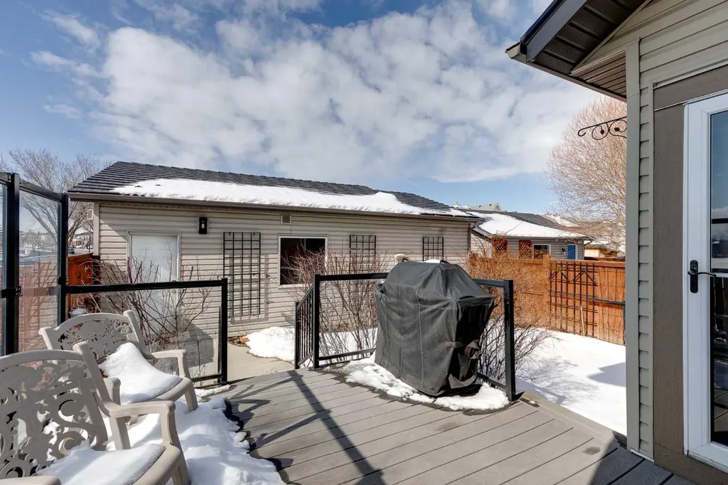 2 Elgin Meadows Green SE Calgary AB T2Z 0L8
