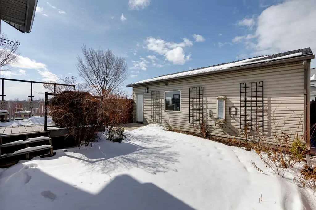 2 Elgin Meadows Green SE Calgary AB T2Z 0L8