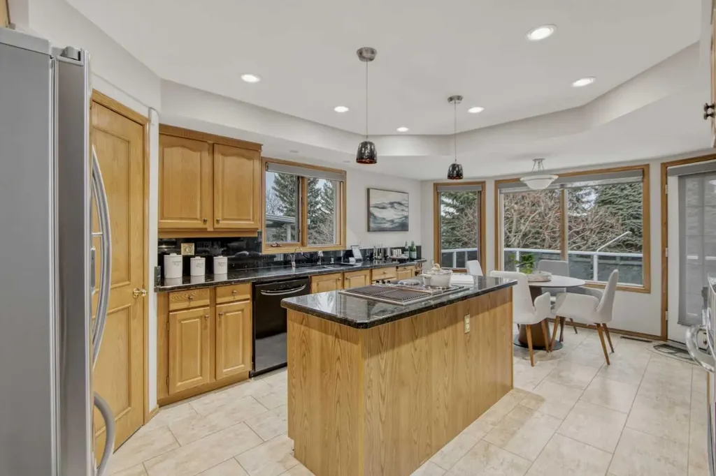 240 Varsity Estates Terrace NW Calgary AB T3B 5J4