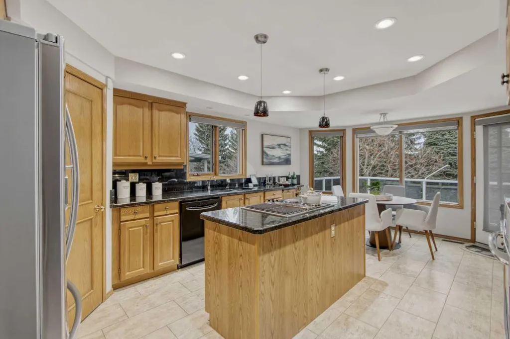240 Varsity Estates Terrace NW Calgary AB T3B 5J4