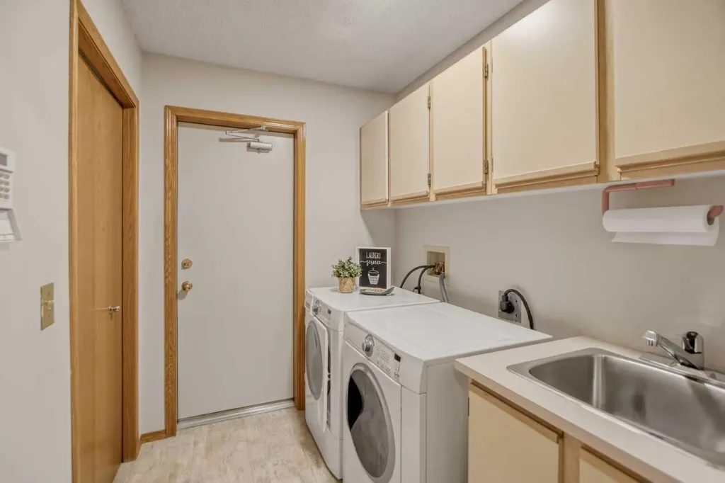 240 Varsity Estates Terrace NW Calgary AB T3B 5J4