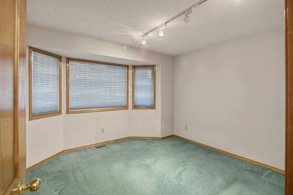 240 Varsity Estates Terrace NW Calgary AB T3B 5J4