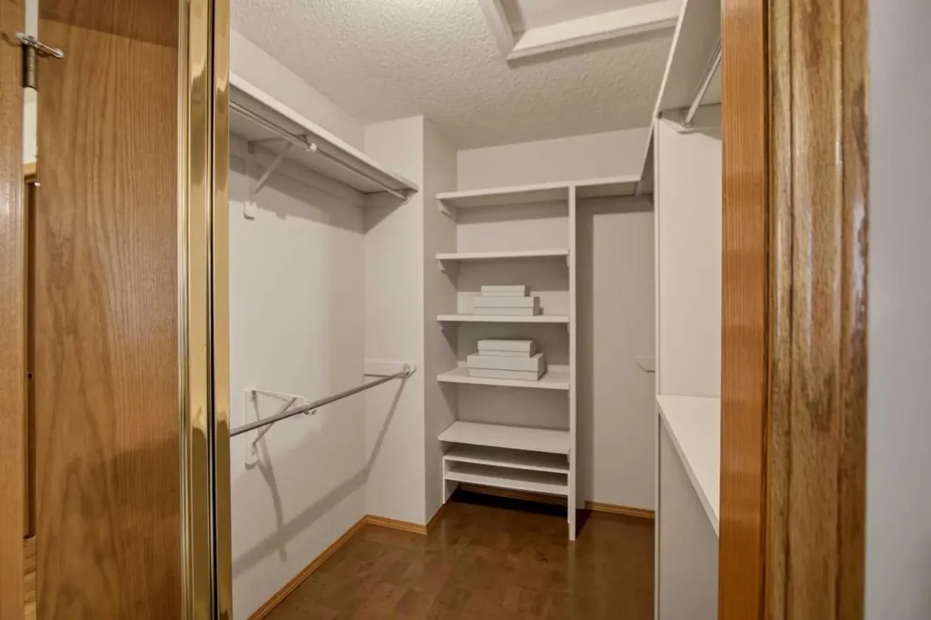 240 Varsity Estates Terrace NW Calgary AB T3B 5J4