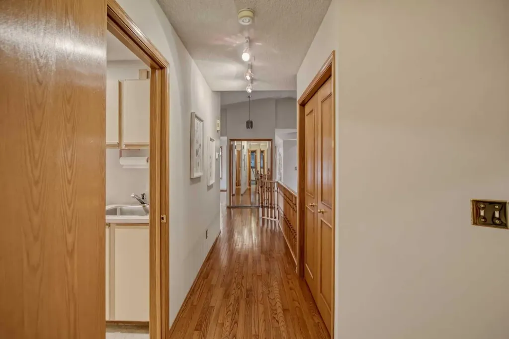 240 Varsity Estates Terrace NW Calgary AB T3B 5J4