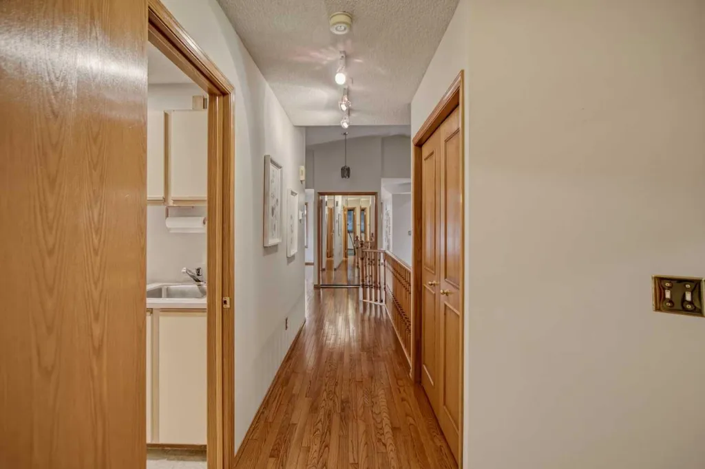 240 Varsity Estates Terrace NW Calgary AB T3B 5J4