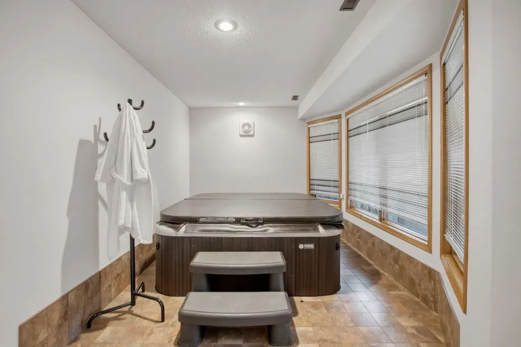 240 Varsity Estates Terrace NW Calgary AB T3B 5J4