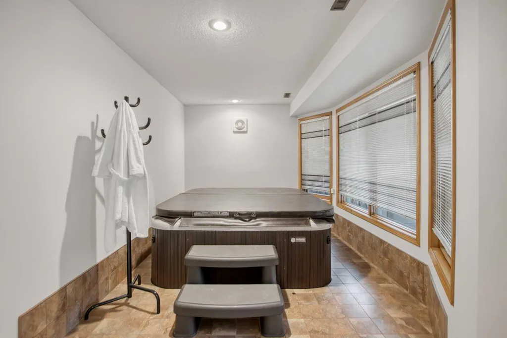 240 Varsity Estates Terrace NW Calgary AB T3B 5J4