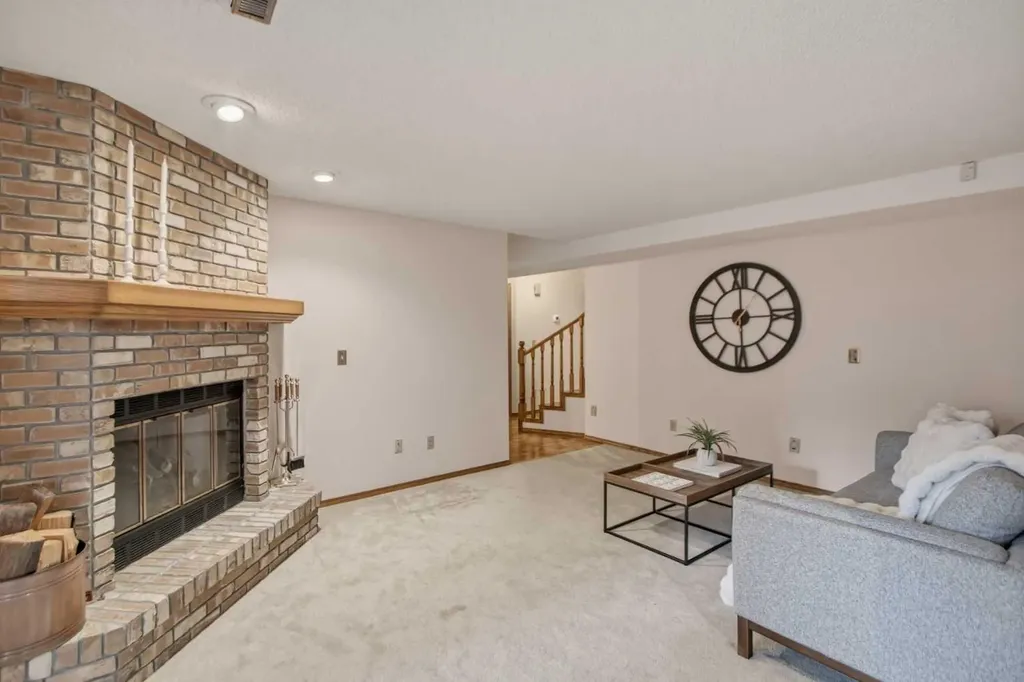 240 Varsity Estates Terrace NW Calgary AB T3B 5J4