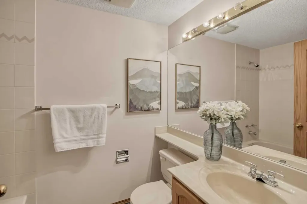 240 Varsity Estates Terrace NW Calgary AB T3B 5J4
