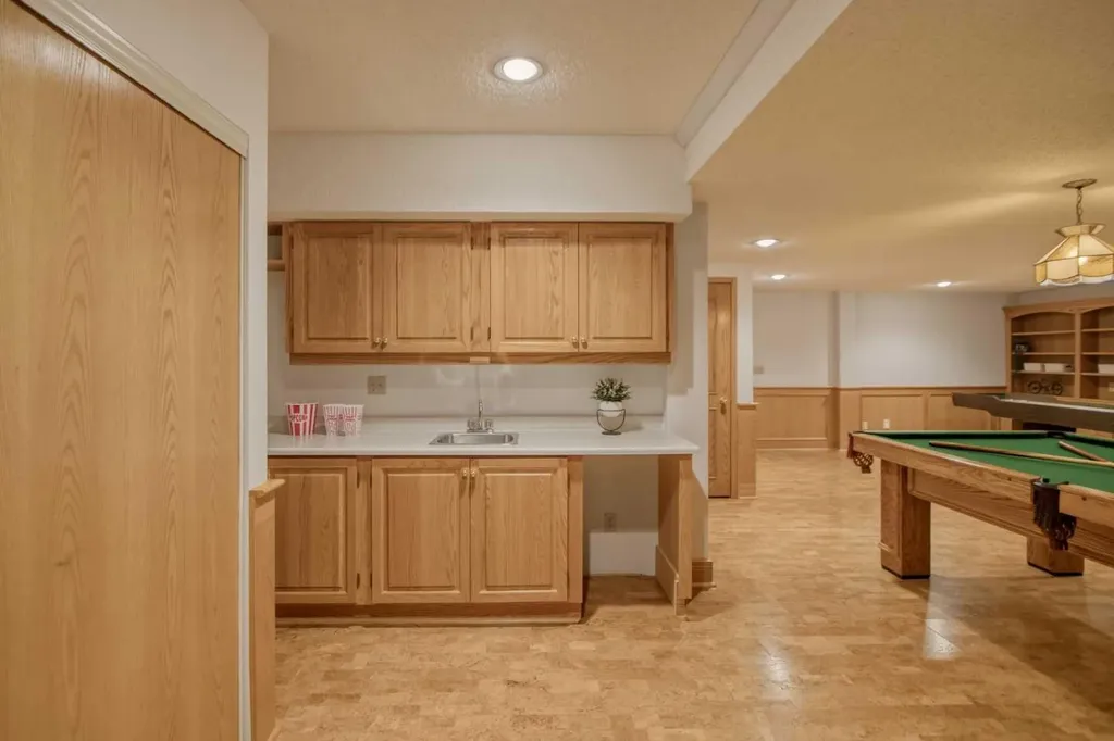 240 Varsity Estates Terrace NW Calgary AB T3B 5J4