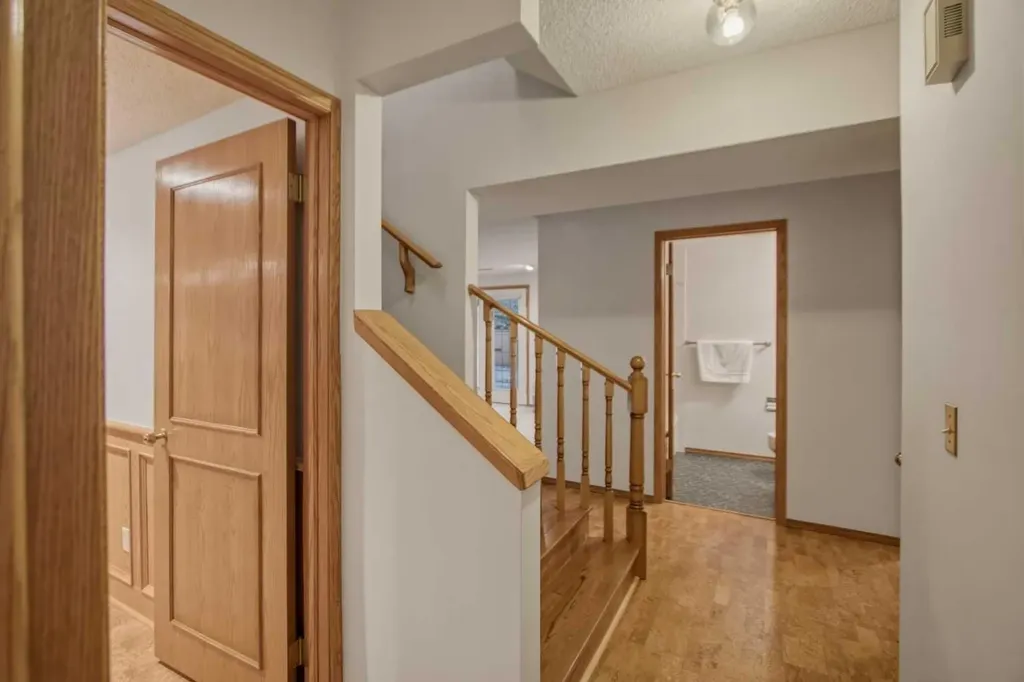 240 Varsity Estates Terrace NW Calgary AB T3B 5J4