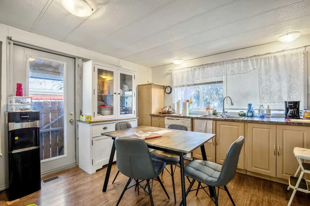 3223 83 Street NW Calgary AB T3B 5M9