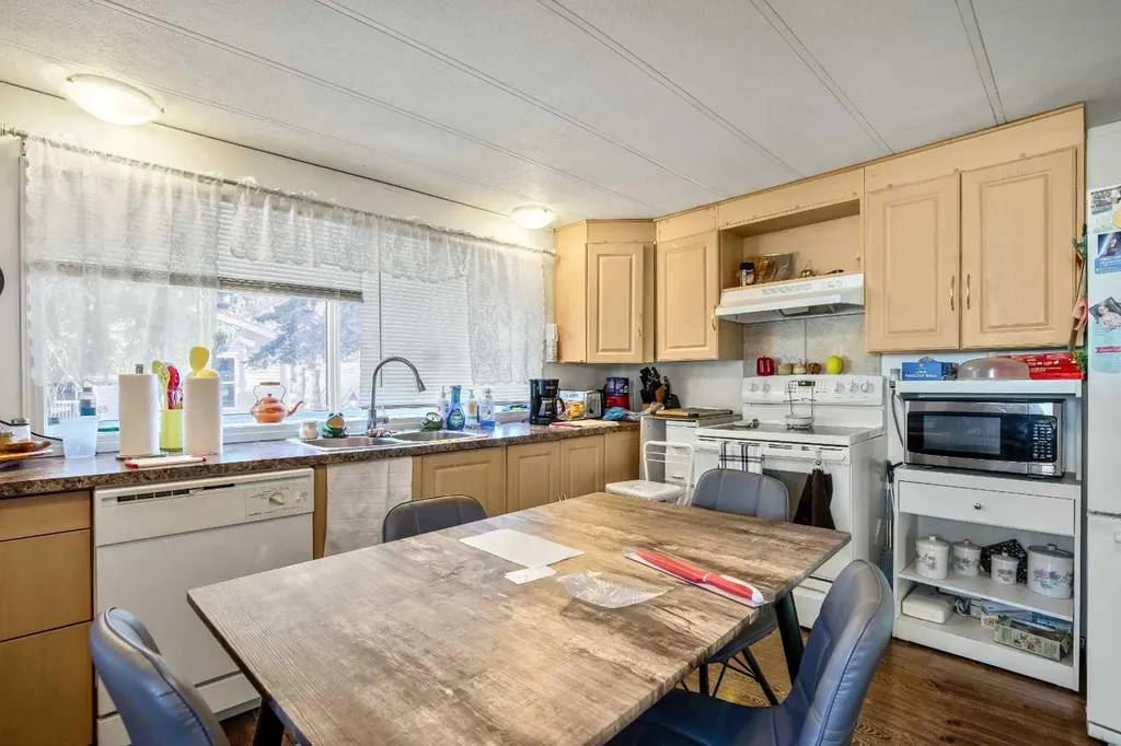 3223 83 Street NW Calgary AB T3B 5M9