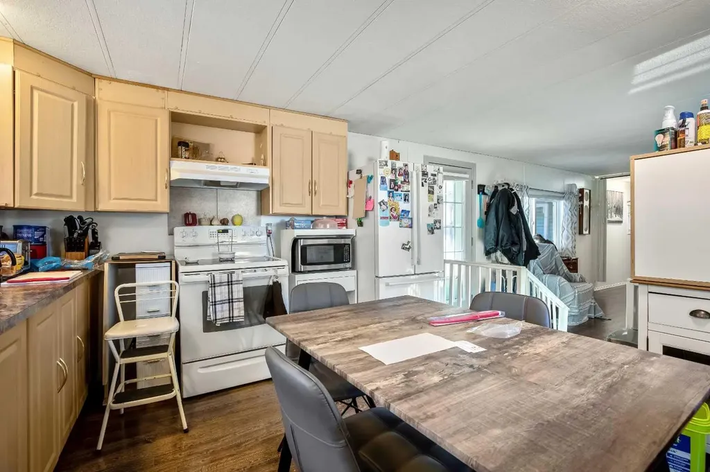 3223 83 Street NW Calgary AB T3B 5M9