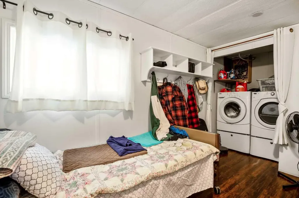 3223 83 Street NW Calgary AB T3B 5M9