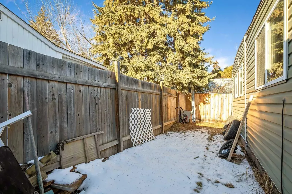 3223 83 Street NW Calgary AB T3B 5M9